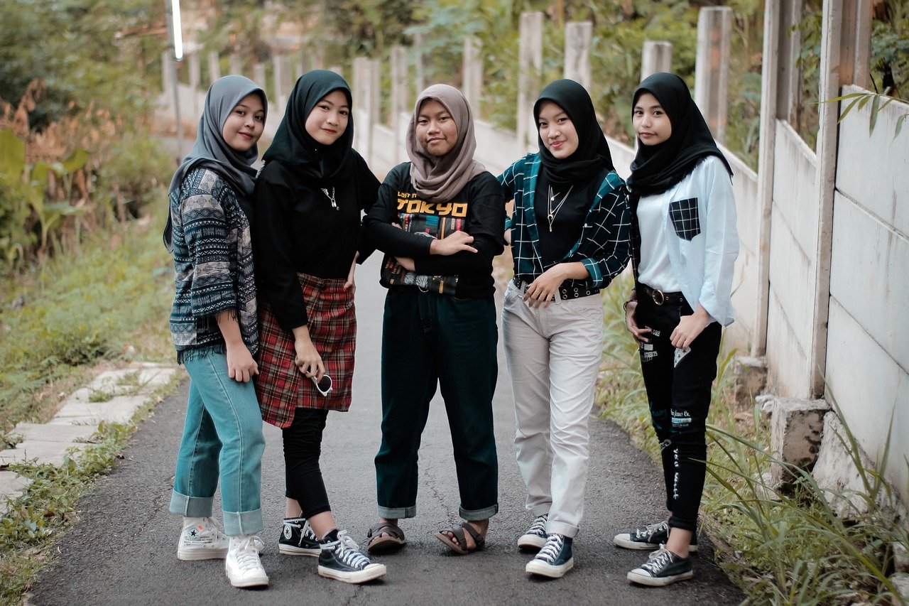 women, friends, hijab-5993762.jpg